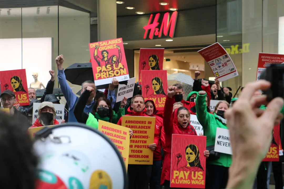 Action in Brussels by WSM and Achact together with the Belgian unions against the charges against workers in Bangladesh, in front of an H&M